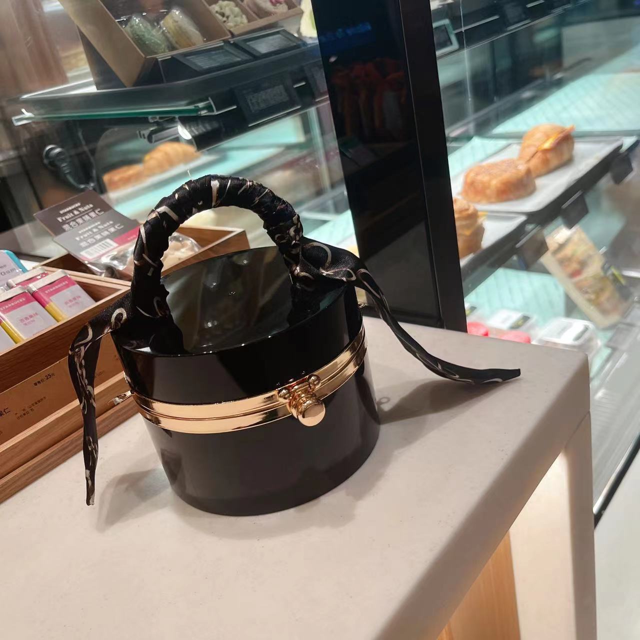 The 2025 new style women's bag is a trendy and fashionable candy-colored acrylic bag, a hand-held silk scarf, a lockable dinner bag, and a box bag undefined