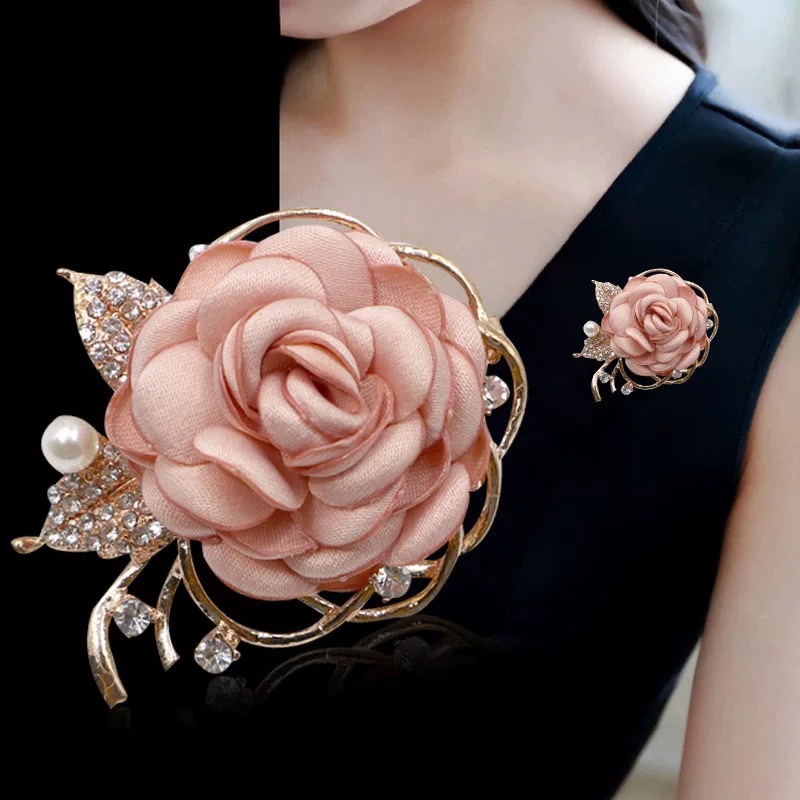 Elegante Rosenbrosche im koreanischen Stil für Anzugjacken und Mäntel – modisches Accessoire mit Kamelienmotiv_voghion.com