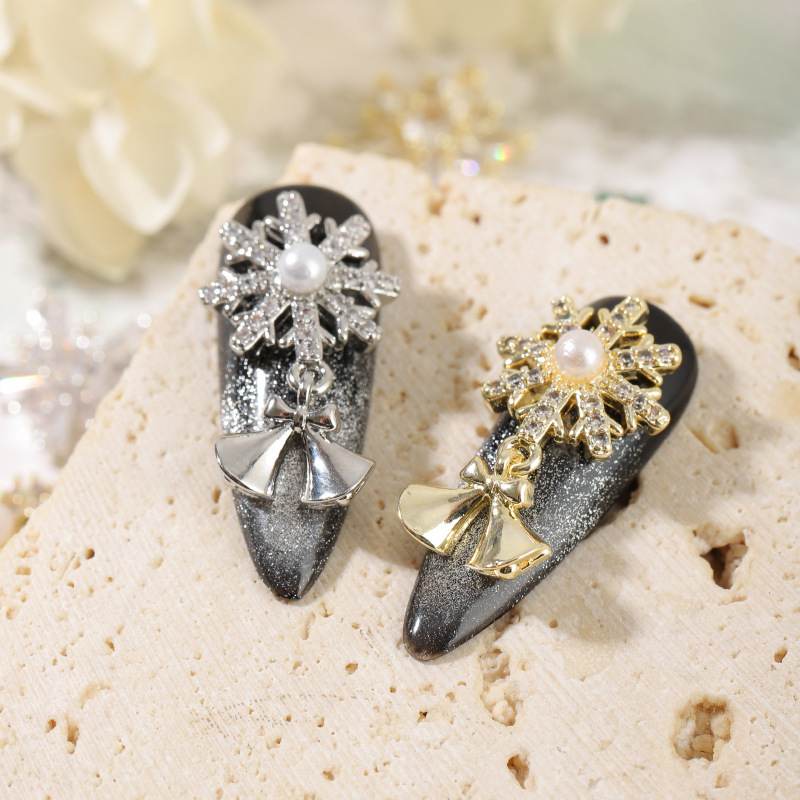 冬の新しいネイルジルコンのアクセサリーは贅沢な雪花シリーズの真金の爪のドリルはクリスマスの装飾品の卸売りを飾ります。|undefined