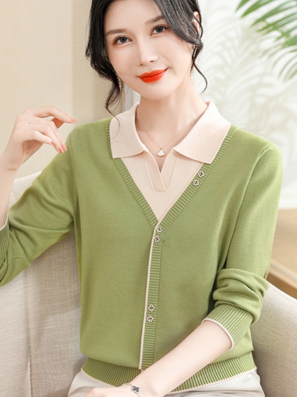 お母さんの秋の服の洋風の偽の上着のニットの底のシャツの中で年配の女性の春秋は長袖のプルオーバーのセーターをめくります。|undefined