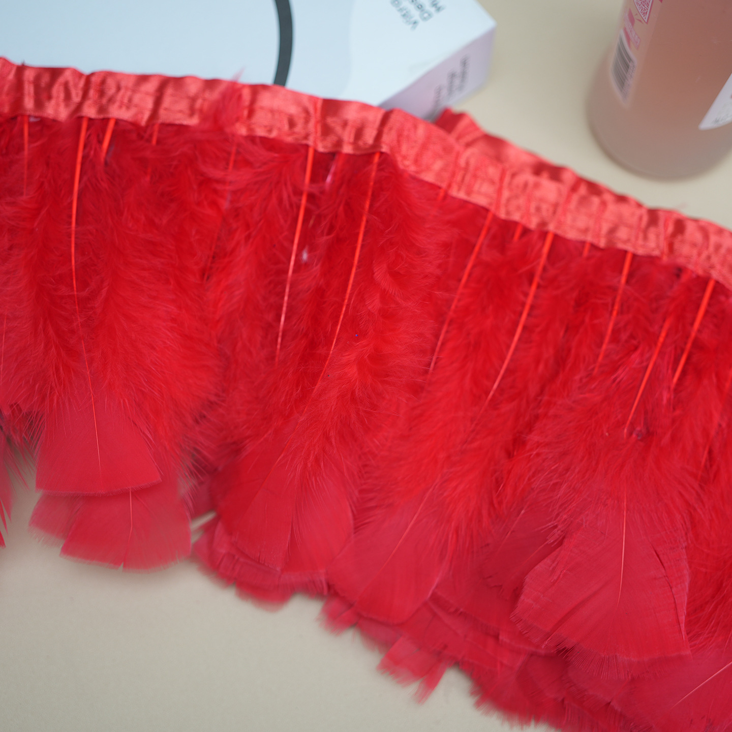 Fábrica directa pequeña serie de plumas rojas DIY accesorios accesorios de artesanía ropa accesorios escenario plumas