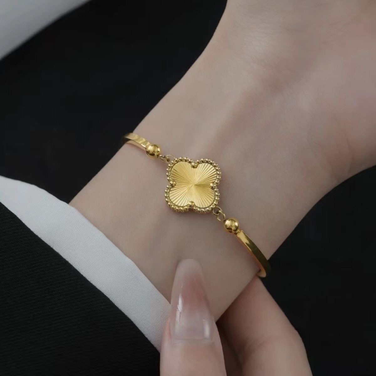 Four-Leaf Clover Gold Bracelet for Women, Simple and Fashionable Alloy Bracelet, Light Luxury Style, High-End Jewelry