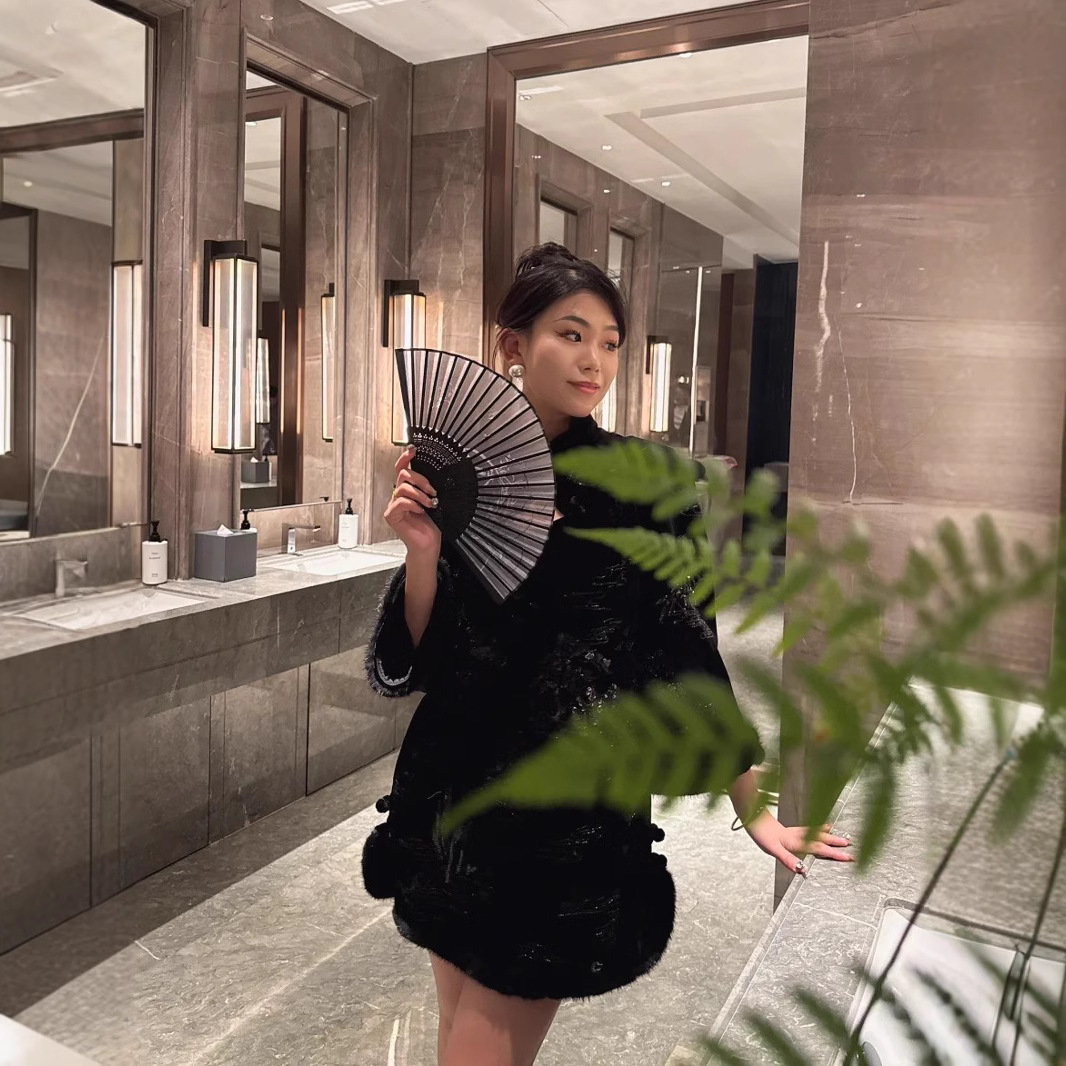 라피트 같은 스타일 2024 가을과 겨울 새로운 수정 된 검은 벨벳 CHEONGSAM 고급 구슬 자수 원피스