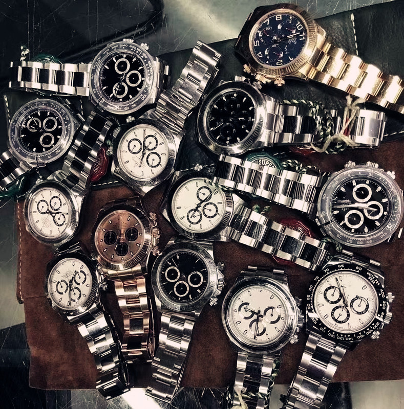 Live blind box stock men's and women's waterproof watches luminous steel band calendar quartz watch fashion watch random wholesale
