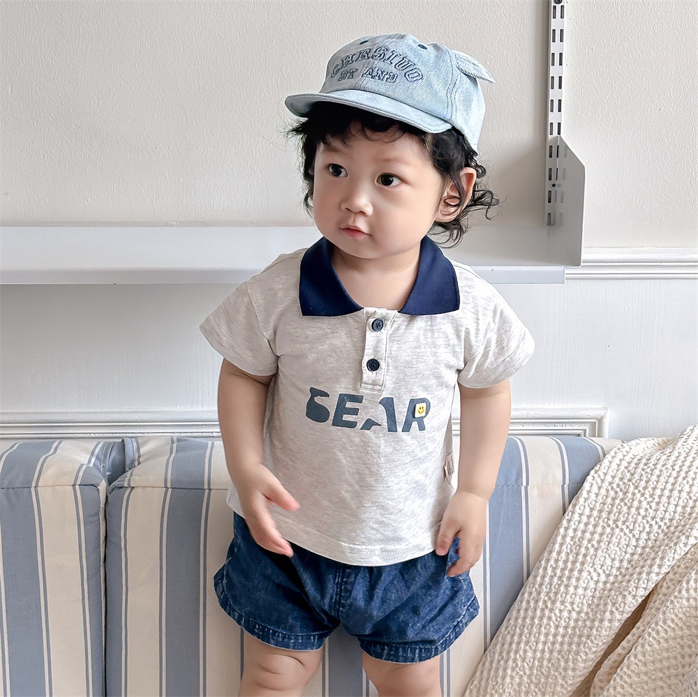 Versión coreana del estilo delgado de verano para bebés de 1 a 3 años, camiseta suelta con letras, traje casual para bebés de todo fósforo para hombres
