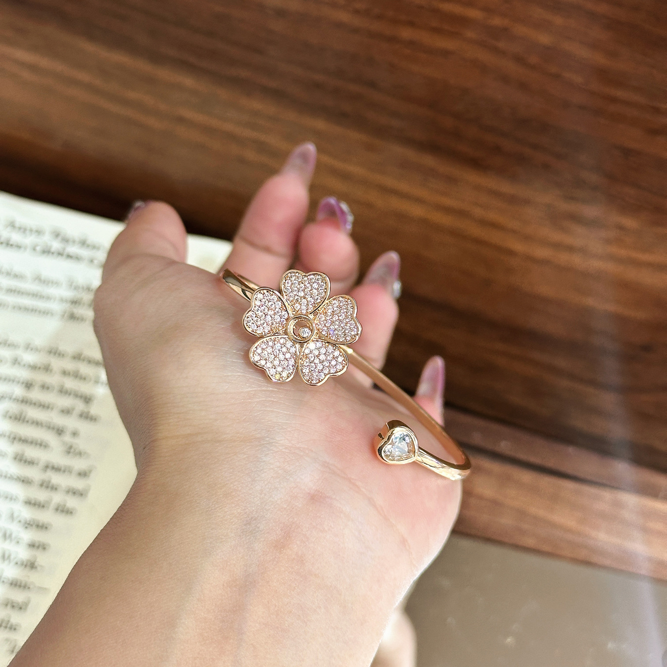 El pequeño libro rojo es el mismo lujo ligero Seiko pulsera de cuatro hojas de diamante femenina universal pulsera de pulsera de flores de alto nivel