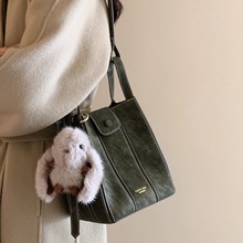 新款2025百搭水桶包包女通勤高级感小众单肩斜挎包头层牛皮手提包