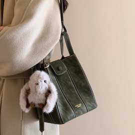 新款2025百搭水桶包包女通勤高级感小众单肩斜挎包头层牛皮手提包