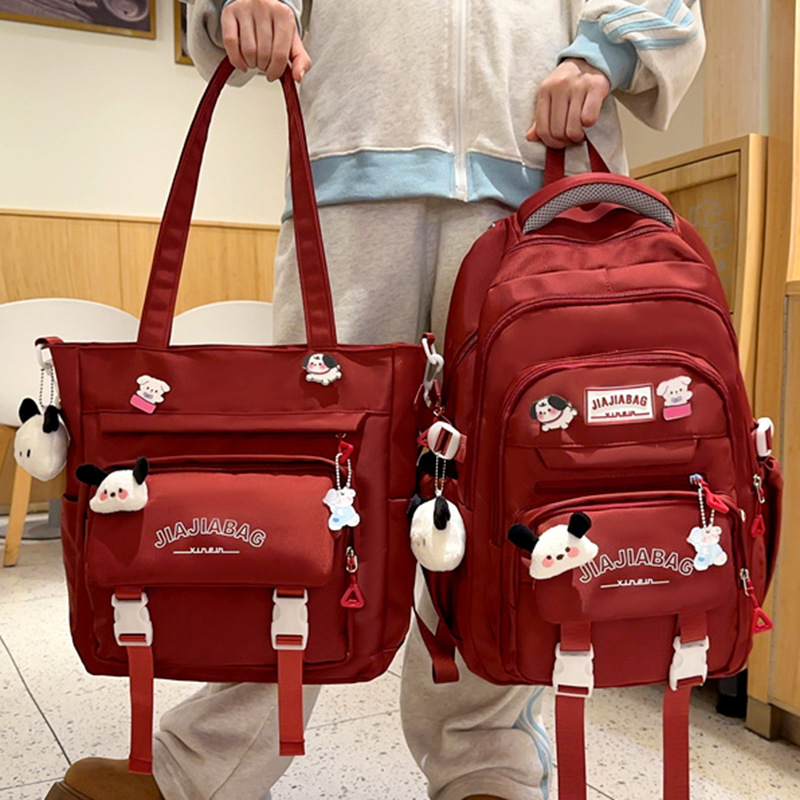 배지 6개 + 블러셔 강아지 2개 + 검은 귀 강아지 펜던트 2개가 포함된 빨간색 2피스 세트