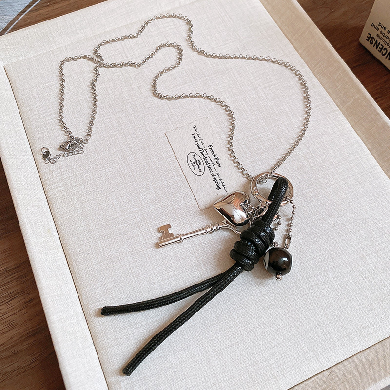 Collar de llavero de cachorro de color café, cadena de suéter de diseño de nicho, accesorios de joyería de moda de alta gama femenina