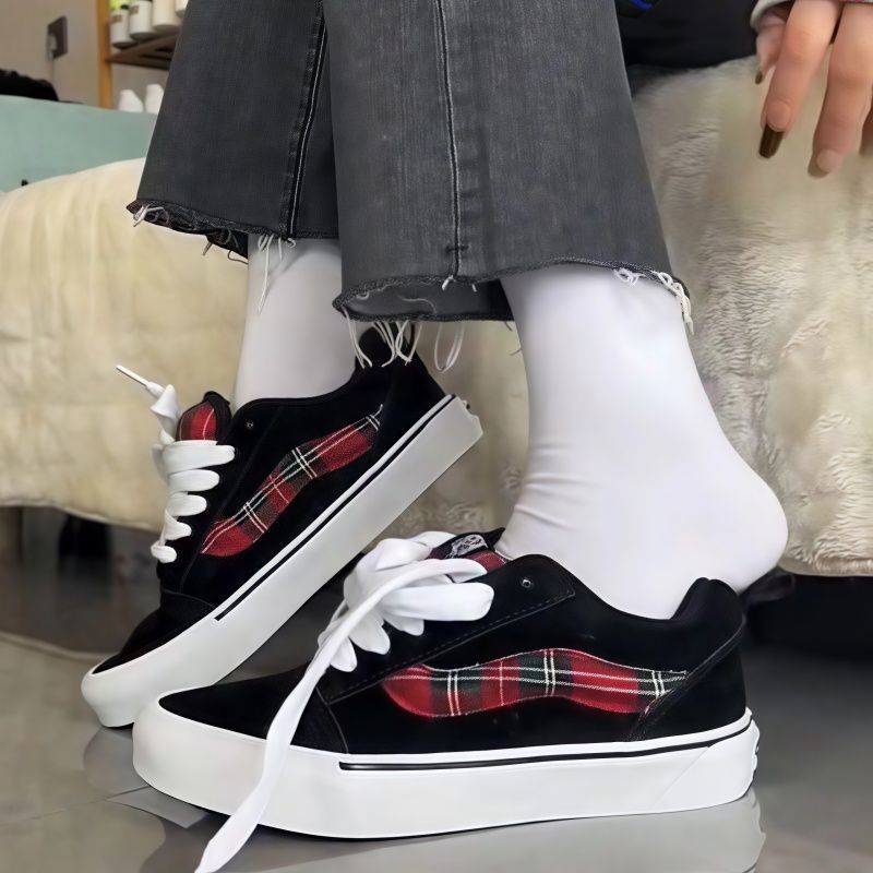 Lujo ligero y versátil estilo de Hong Kong calle lengua gruesa pareja hombres y mujeres 2025 nuevos zapatos de pan casuales de suela gruesa para hombres de moda de la calle alta