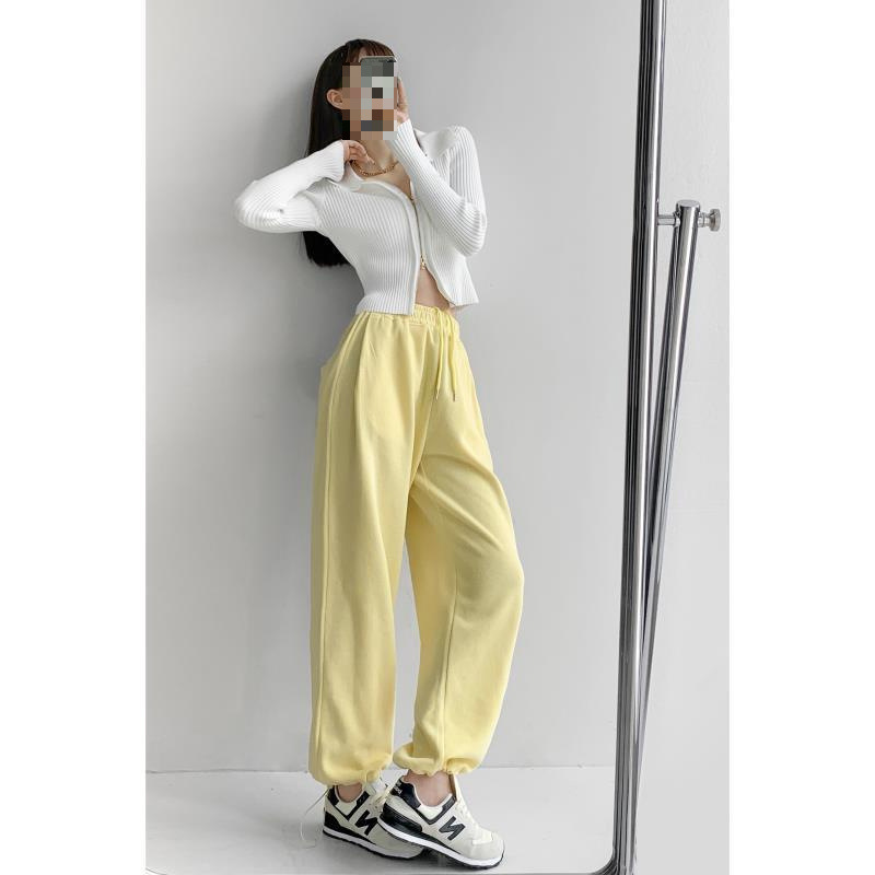 Youthful and girly cream-yellow sweatpants, loose-fitting, high-waisted, tapered leg, casual sweatpants for spring and autumn.