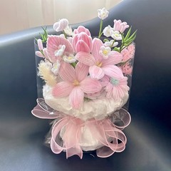 創意的な手で花をすくって卒業します。