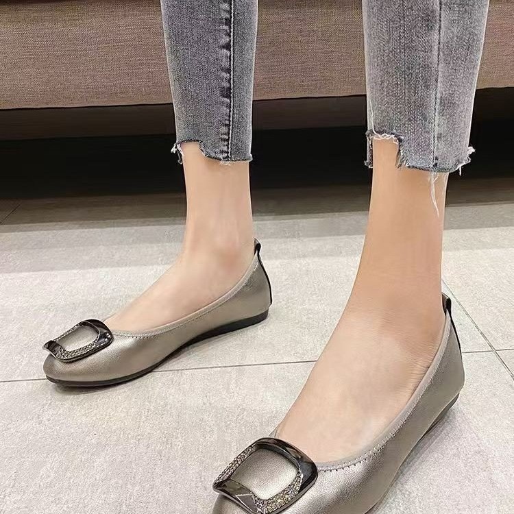 2026 verano nuevo diamante negro botón cuadrado zapato plano de cuero suave confortable cabeza redonda un zapato de mujer