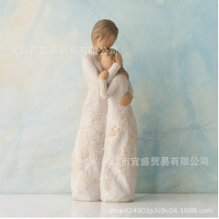国境を越えた新しいバレンタインデーは木彫りのカップルの恋人が親密に樹脂工芸品の家庭装飾を飾っている