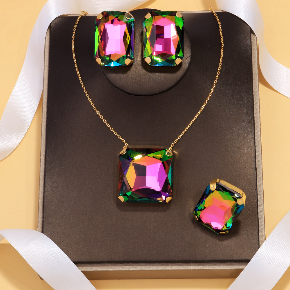 Transfronterizo venta caliente cuadrada conjunto de joyería alta sensación de tres piezas de diamante cadena clavícula pernos de orejas conjunto de joyería femenina