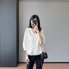 元気いっぱい! 金糸の刺繍の流行の洋風レースのシャツのvネックのレースの上着のシャツの女性の新型の2025