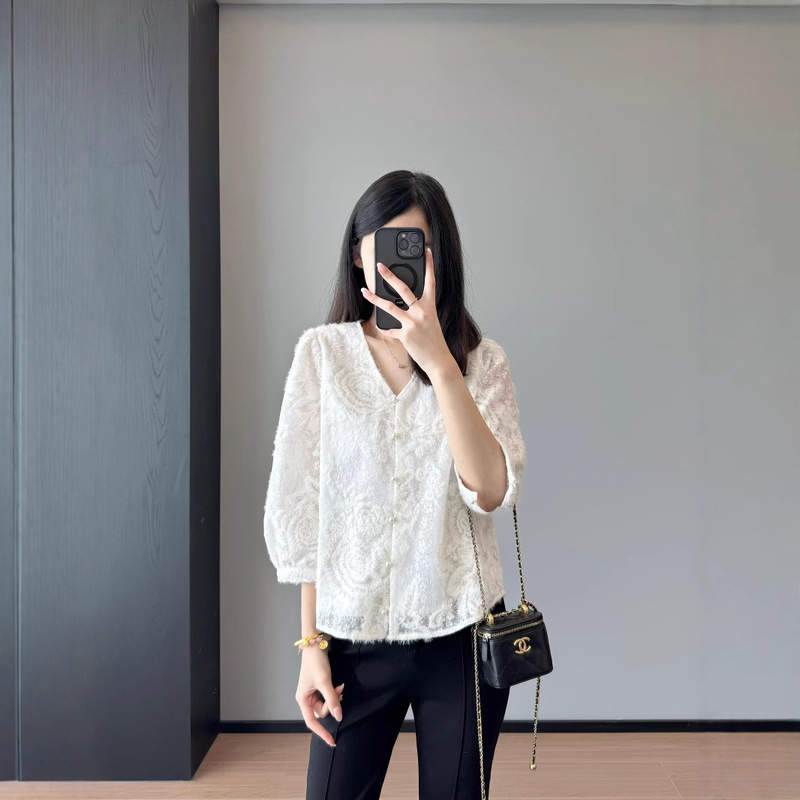 Full of aura! Gold Embroidered Fashionable Stylish Lace Shirt V-Neck Lace Top Shirt Women's New 2025