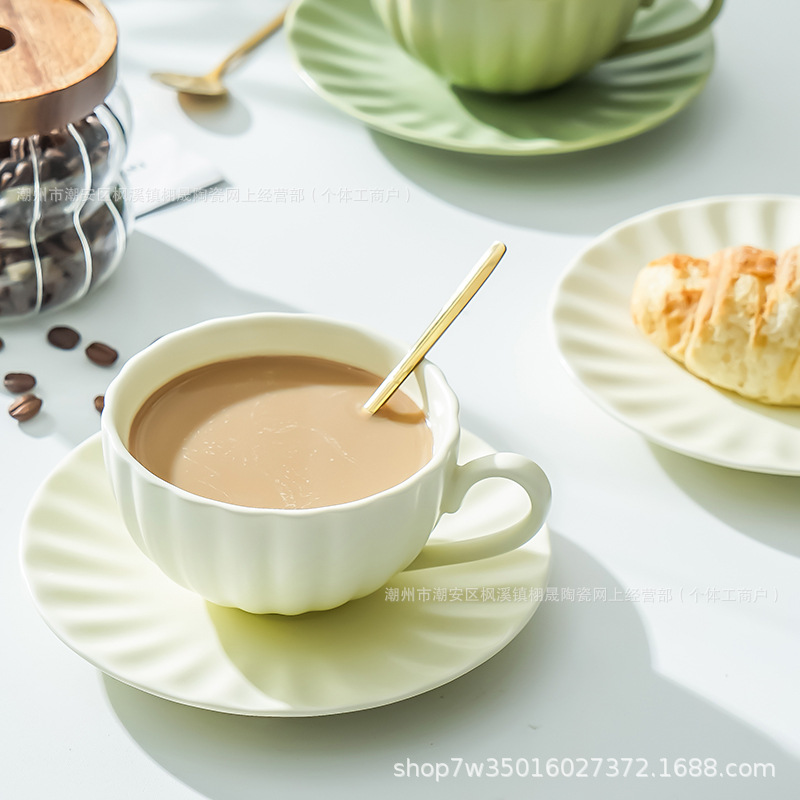 Taza de café de cerámica de alto valor facial y plato, set de taza de té de la tarde, taza de té de flores, taza de café especial para lattes, platos