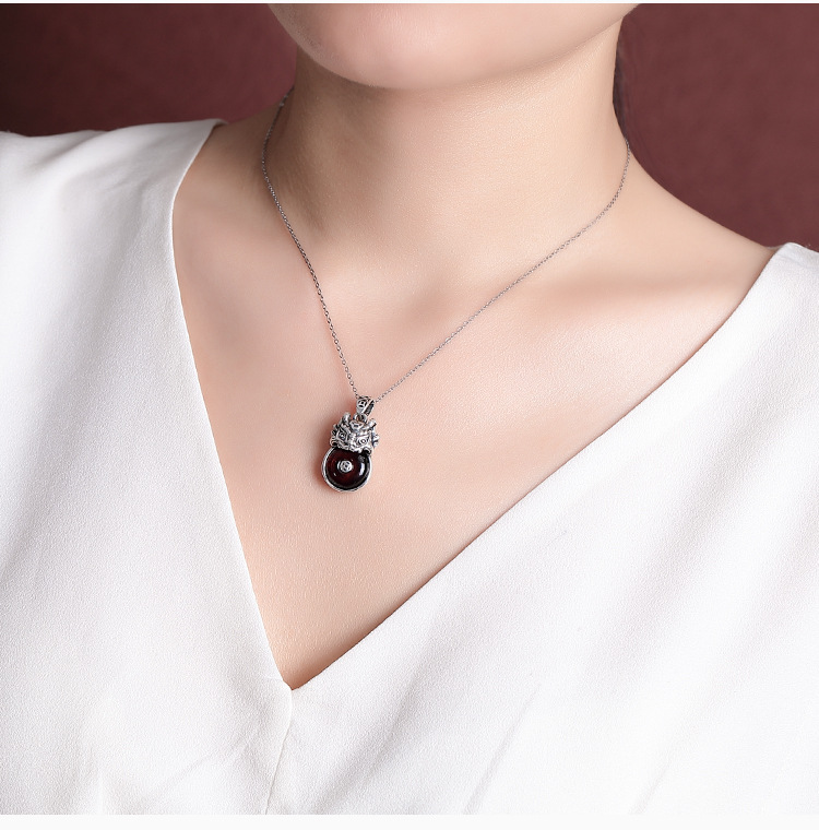 Mặt dây chuyền bạc S999 hình hươu bạc khảm hổ phách máu phong cách cổ điển — Mô hình hổ phách máu (không có dây chuyền) chi tiết 7