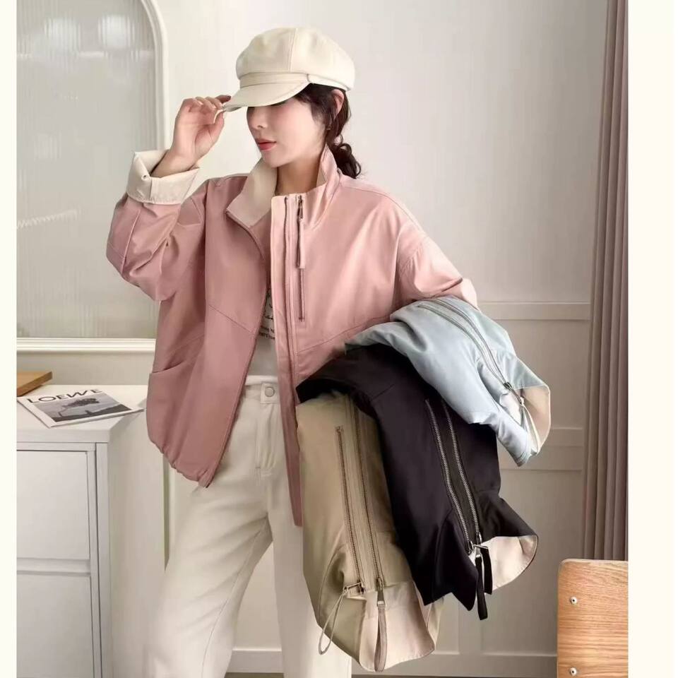 Áo khoác nữ ngắn cổ đứng khóa kéo đôi dáng nhỏ nhắn — hồng, màu xanh nhạt, quần kaki, đen chi tiết 1