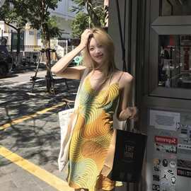 度假风彩色线条感吊带裙2025年新款轻熟个性性感辣妹修身显瘦显白