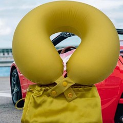 自動車U型枕オフィス抱っこ寝ています。