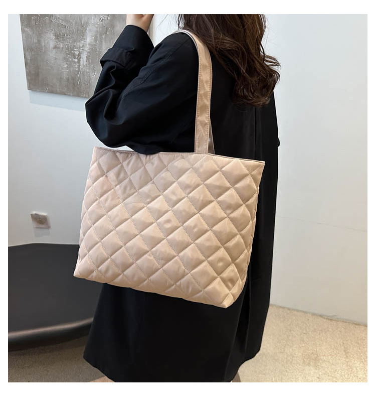 A new large-capacity diamond-shaped commuter handbag and fashionable single-shoulder tote bag for women in the niche cotton-padded jacket bag for autumn and winter 2024 undefined