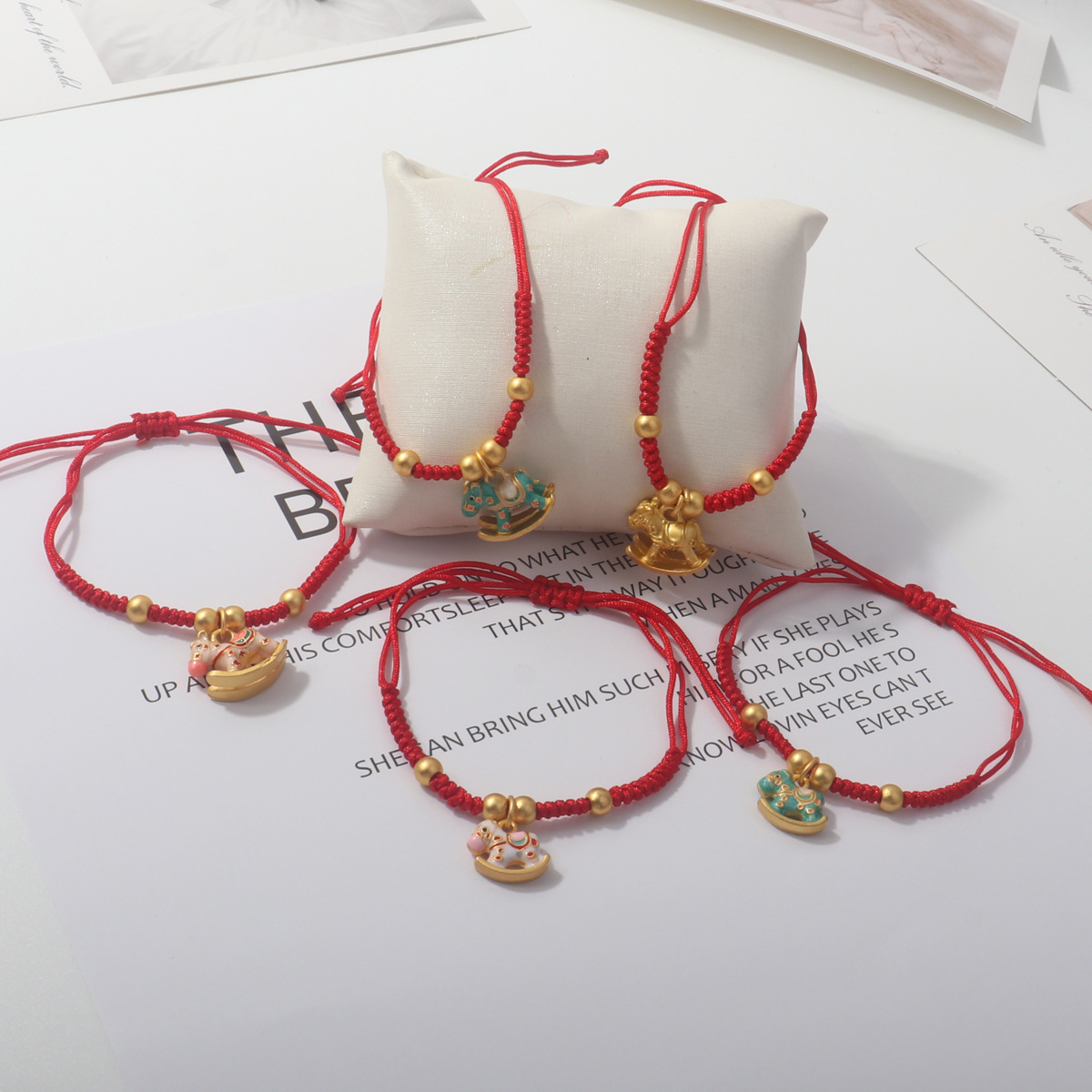 26年新款生肖精致小马手工编织抽拉式红绳手脚链老少皆宜直播货源