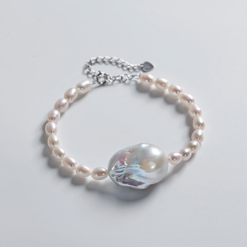 Fashionable elegant small design bracelet from pearl