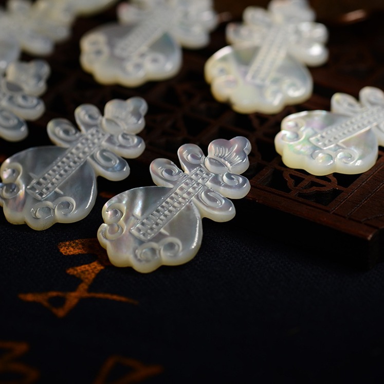 彩蝶新贝壳琵琶白贝牌新款美人吟祥饰品吊坠发夹牌子祥云佩F128