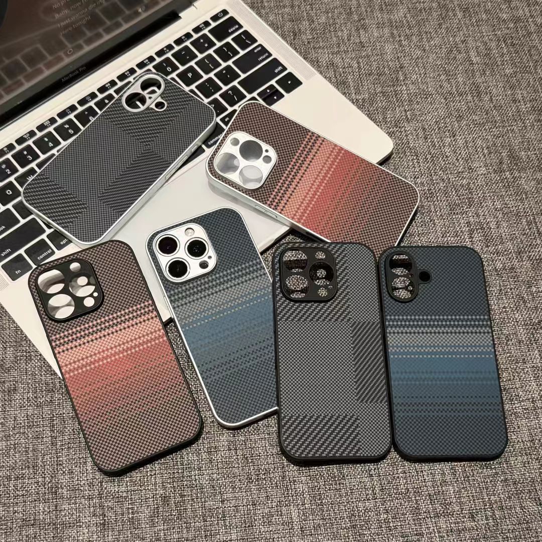 新款仿碳纤维壳适用苹果16/iPhone15电镀素材13/14手机壳12promax
