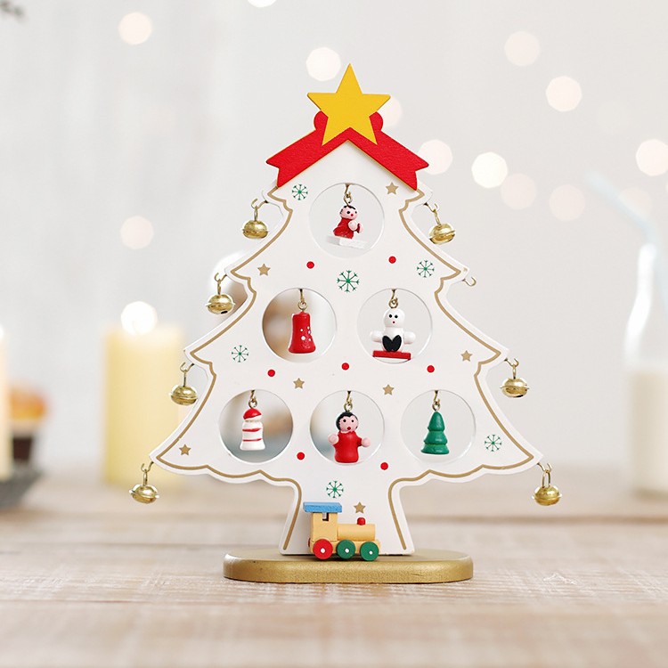 Pequeño árbol único de madera blanca