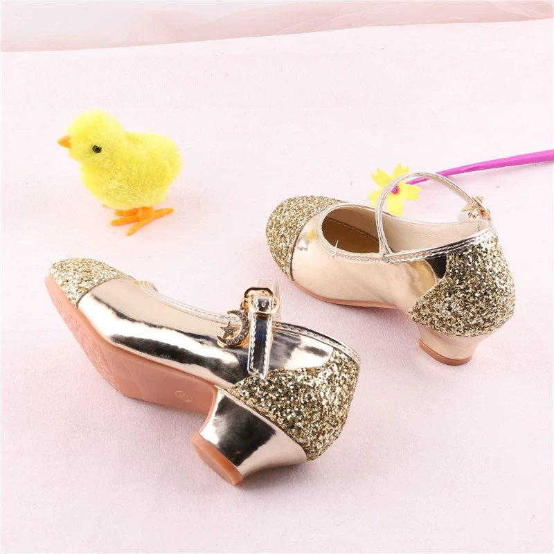 Девушки простые модные маленькие круглые и детские туфли на высоких каблуках