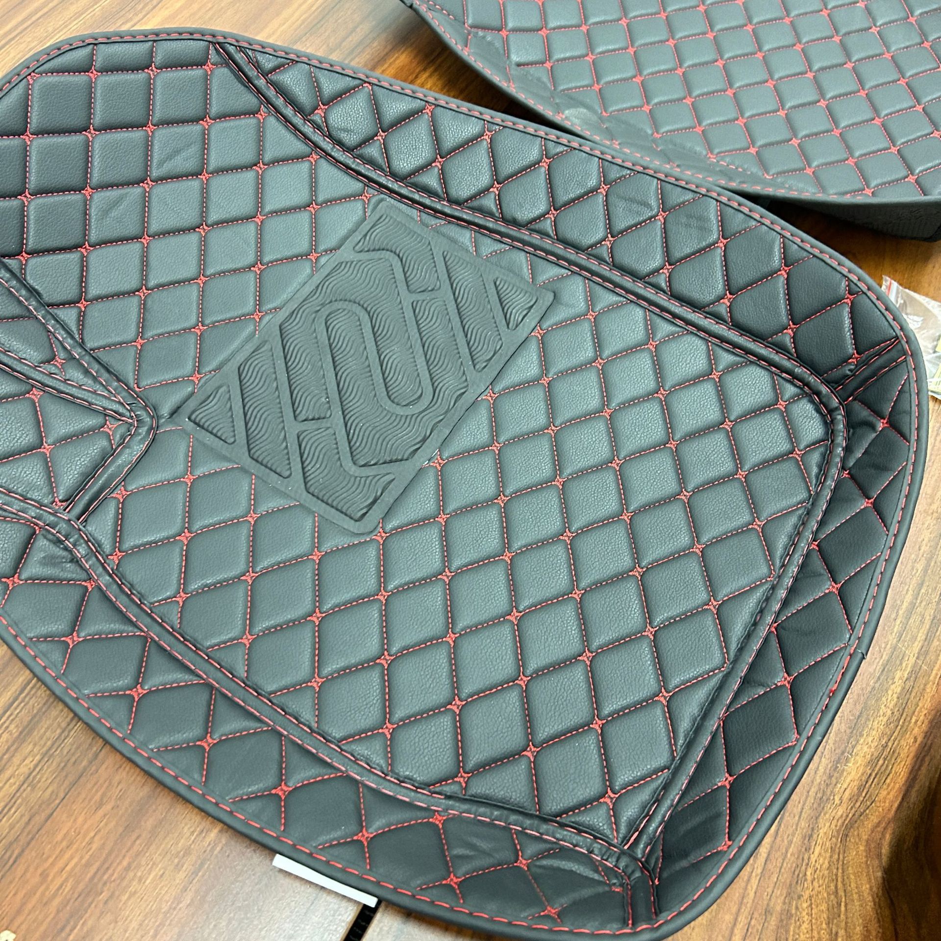 Universal car floor mats, Amazon leather carpets, wear-resistant and scratch-resistant, right-hand drive car models, hot-selling floor mats, cross-border floor mats