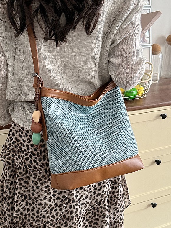 Vacaciones coreanas de playa tejidas bolsas de cubo de agua para mujeres 2026 nuevo estilo de alto nivel de color de choque casuales mochila de hombro