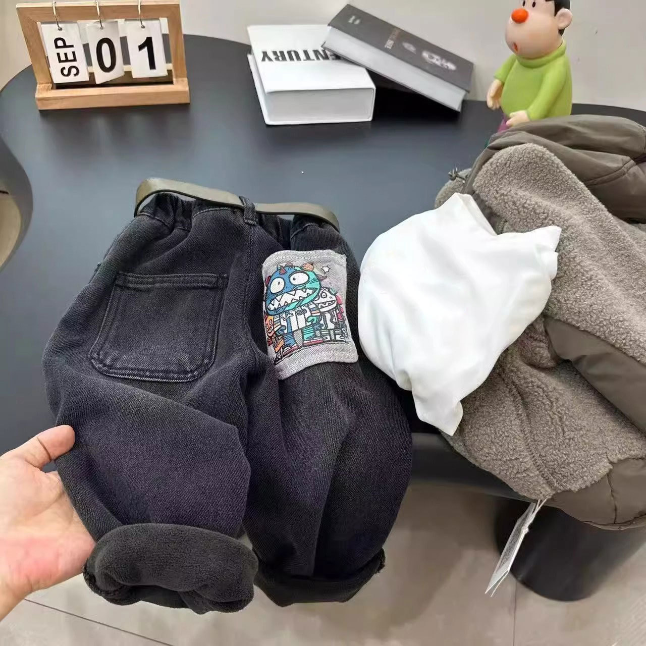 Ropa infantil para niños con jeans de terciopelo más grueso en invierno nuevos niños en un troje de terciopelo de grano de oro pantalones de invierno para bebés image 4