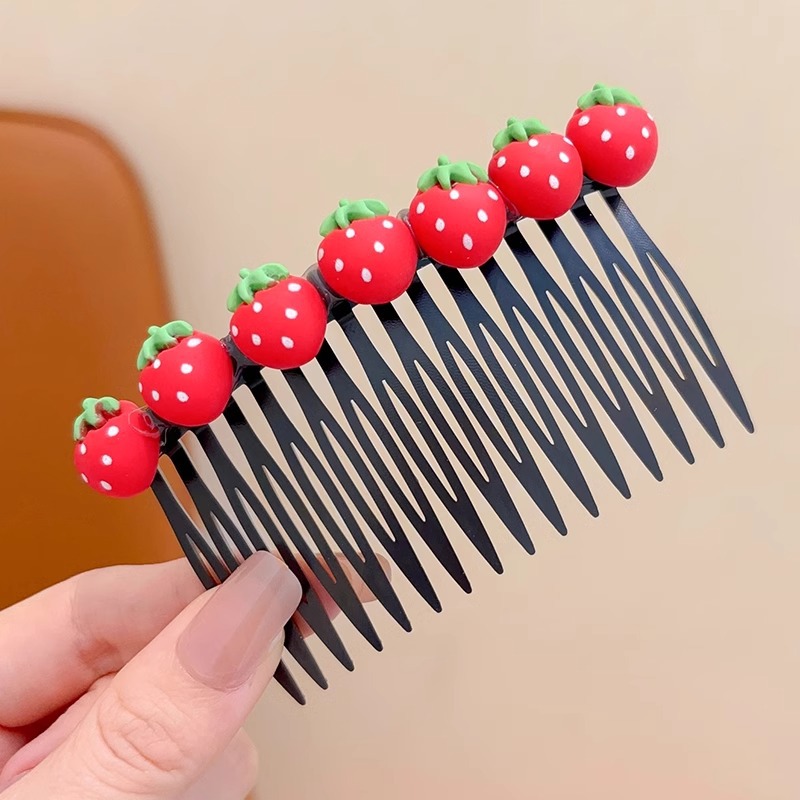 Hermosos niños tirando del cabello de la cabeza de la niña peinada de cabello de la parte posterior de la frente peinada peinada de cabello toque