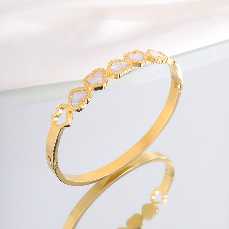 Nuevo acero inoxidable hueco amor pulsera conchas mujeres Europa y América moda temperamento versátil corazón impresión pulsera de acero titanio image 4
