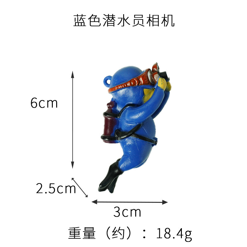 카메라를 들고 있는 뚱뚱한 파란색 남자(끈과 공 포함)
