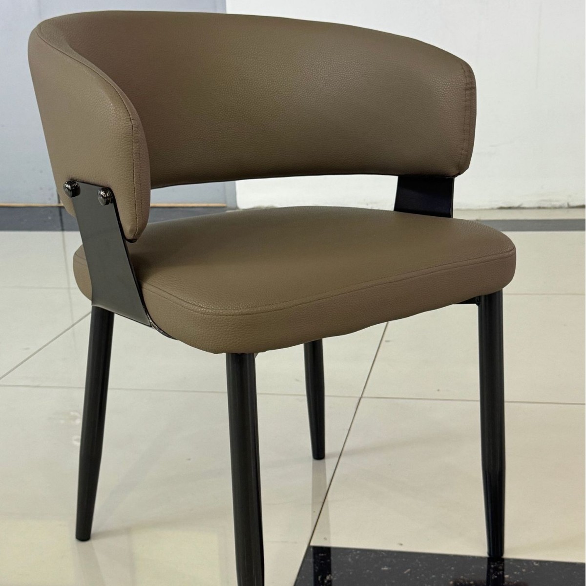 Mesa y silla de comedor minimalistas italianos 2025 nuevo estilo de lujo ligero de alto nivel sensación de respaldo casero taburetes de té silla de respaldo medieval