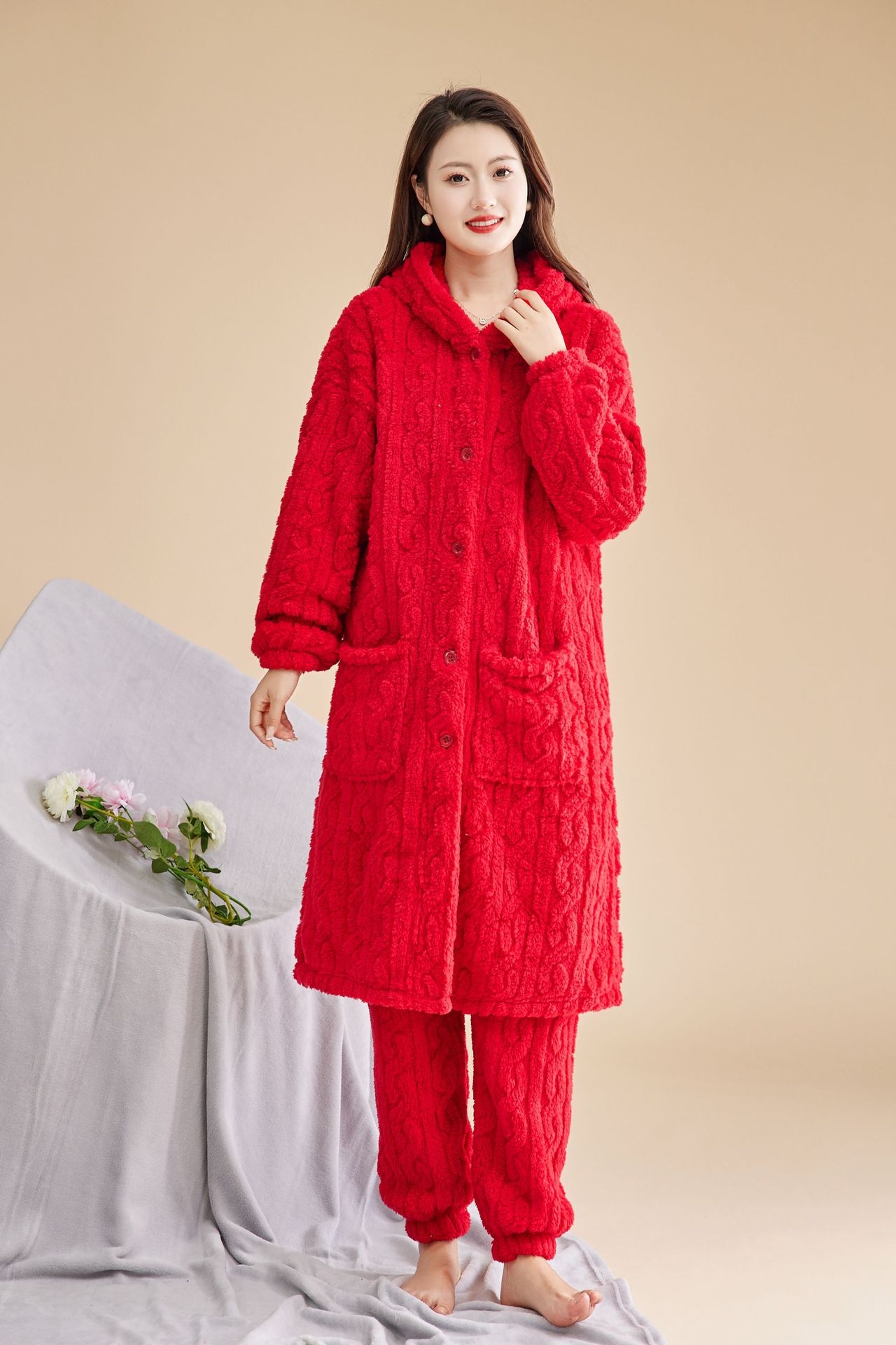 Las mujeres de invierno engrosada franela pijamas nuevo traje cálido desgaste del hogar se puede usar fuera de otoño e invierno de lana de coral pijamas al por mayor