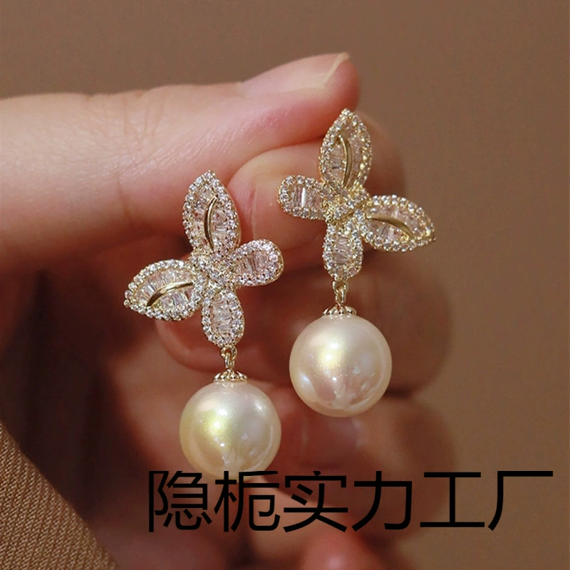 Серебряная бабочка инкрустирована цирконовой жемчужной серьгой