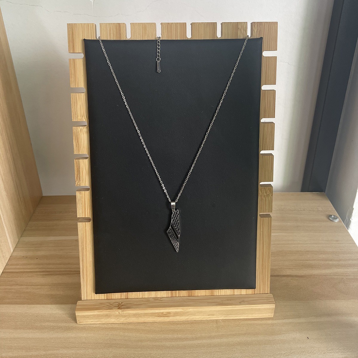 Grensoverschrijdende bestsellers in Ins-stijl: roestvrijstalen hangers voor heren en dames, modieuze sjaalaccessoires._voghion.com