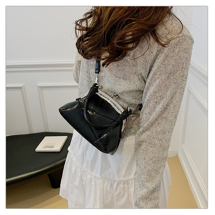 Fashionable and unique flap shell bag 2025 new style, versatile commuter shoulder bag, versatile handbag, stylish crossbody bag undefined