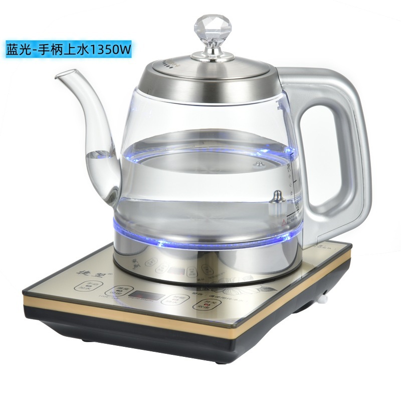 손잡이에 파란색 조명이 있는 금색 주전자