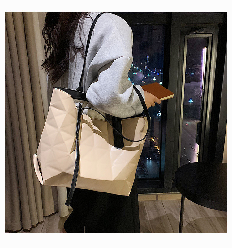 Large Bag Female Autumn And Winter Shoulder Female Bag Solid Color Rhombus Hand Bag display picture 6