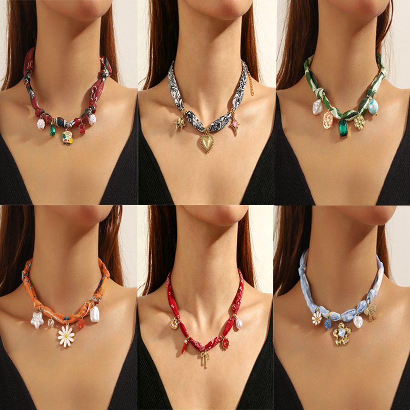 Collier écharpe en soie d'été transfrontalier Europe-Amérique avec plusieurs pendentifs, collier écharpe en soie de luxe polyvalent avec perles.