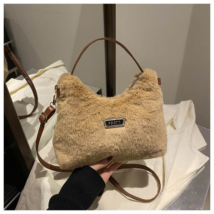 新しい秋冬のぬいぐるみはミンクの毛をまねてファッション的な洋気のペンダントの純色の大容量の斜め掛けの片肩のハンドバッグの女性の柔らかいです。|undefined