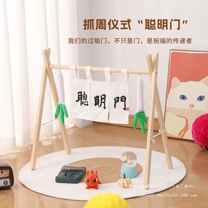 Набор креативных реквизитов для первого дня рождения малыша, включая игрушки и реквизит для прохождения через умную дверь.